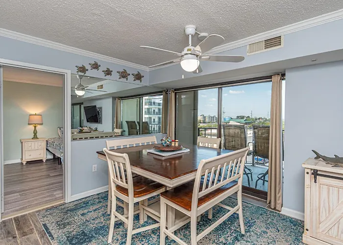 2 Bedroom With Ocean Views & Outdoor Pool! Holiday home *
