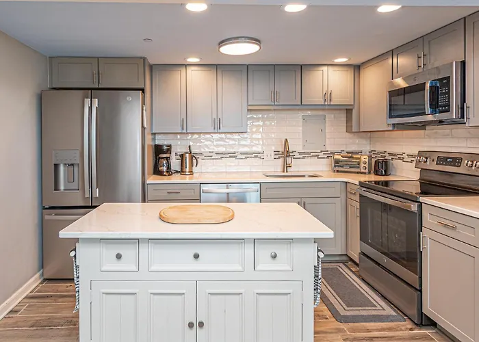 2 Bedroom With Ocean Views & Outdoor Pool! Holiday home Ocean City