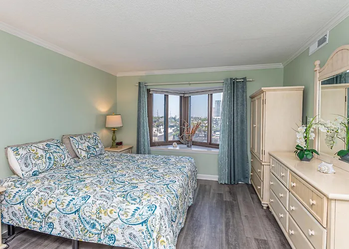 2 Bedroom With Ocean Views & Outdoor Pool! Holiday home *