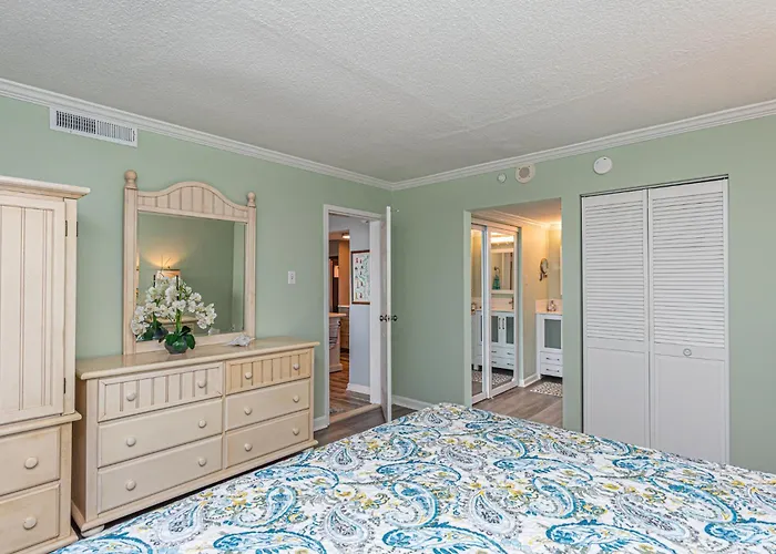 Holiday home 2 Bedroom With Ocean Views & Outdoor Pool!