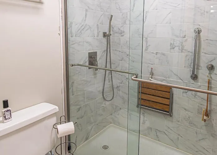 2 Bedroom With Ocean Views & Outdoor Pool! Holiday home *