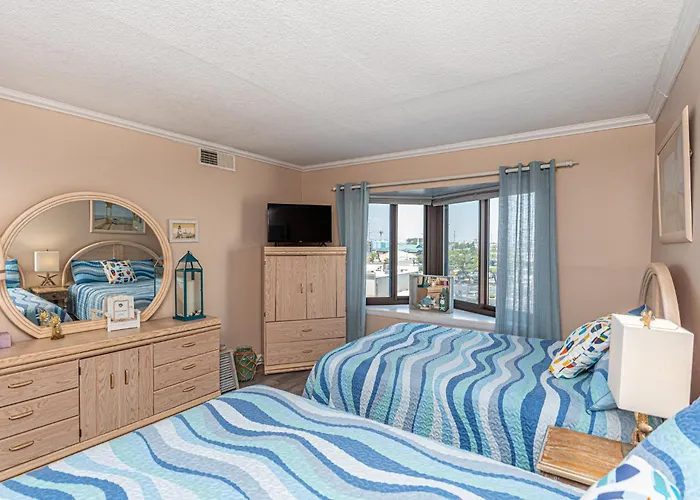 2 Bedroom With Ocean Views & Outdoor Pool!