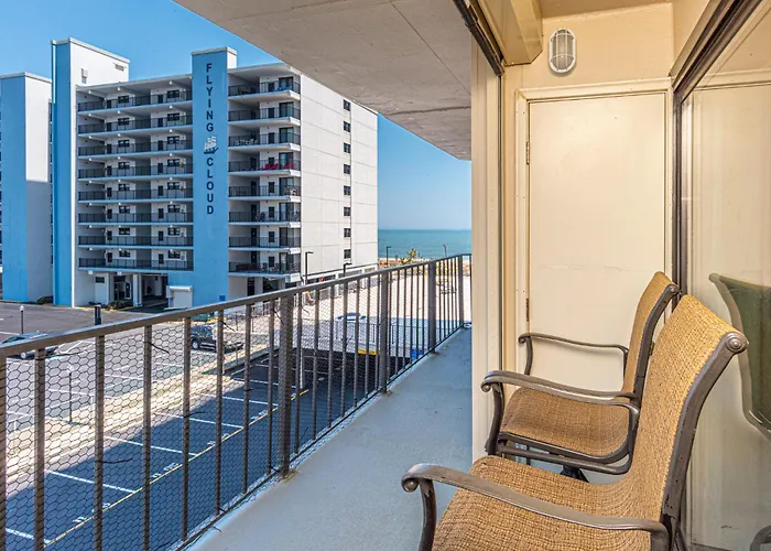 2 Bedroom With Ocean Views & Outdoor Pool! Holiday home