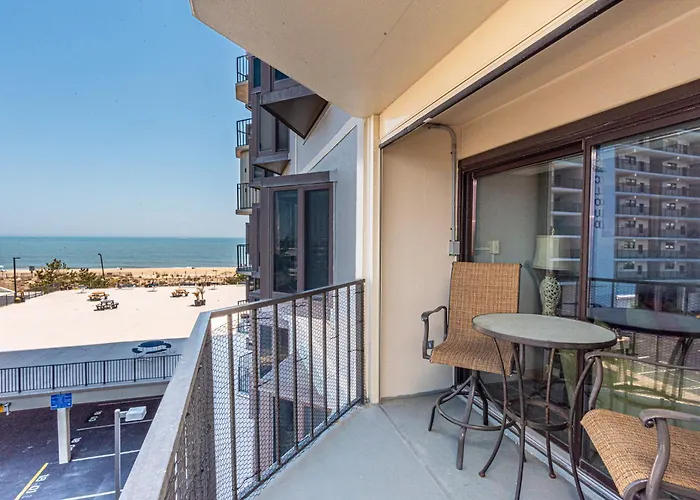 2 Bedroom With Ocean Views & Outdoor Pool! Holiday home Ocean City