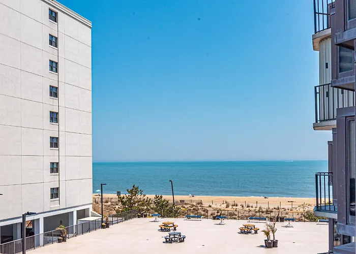 2 Bedroom With Ocean Views & Outdoor Pool! Holiday home Ocean City