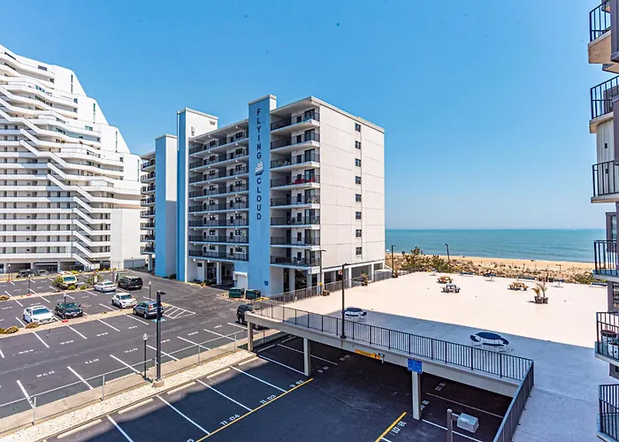2 Bedroom With Ocean Views & Outdoor Pool! Holiday home