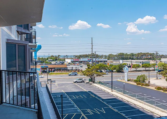 2 Bedroom With Ocean Views & Outdoor Pool!